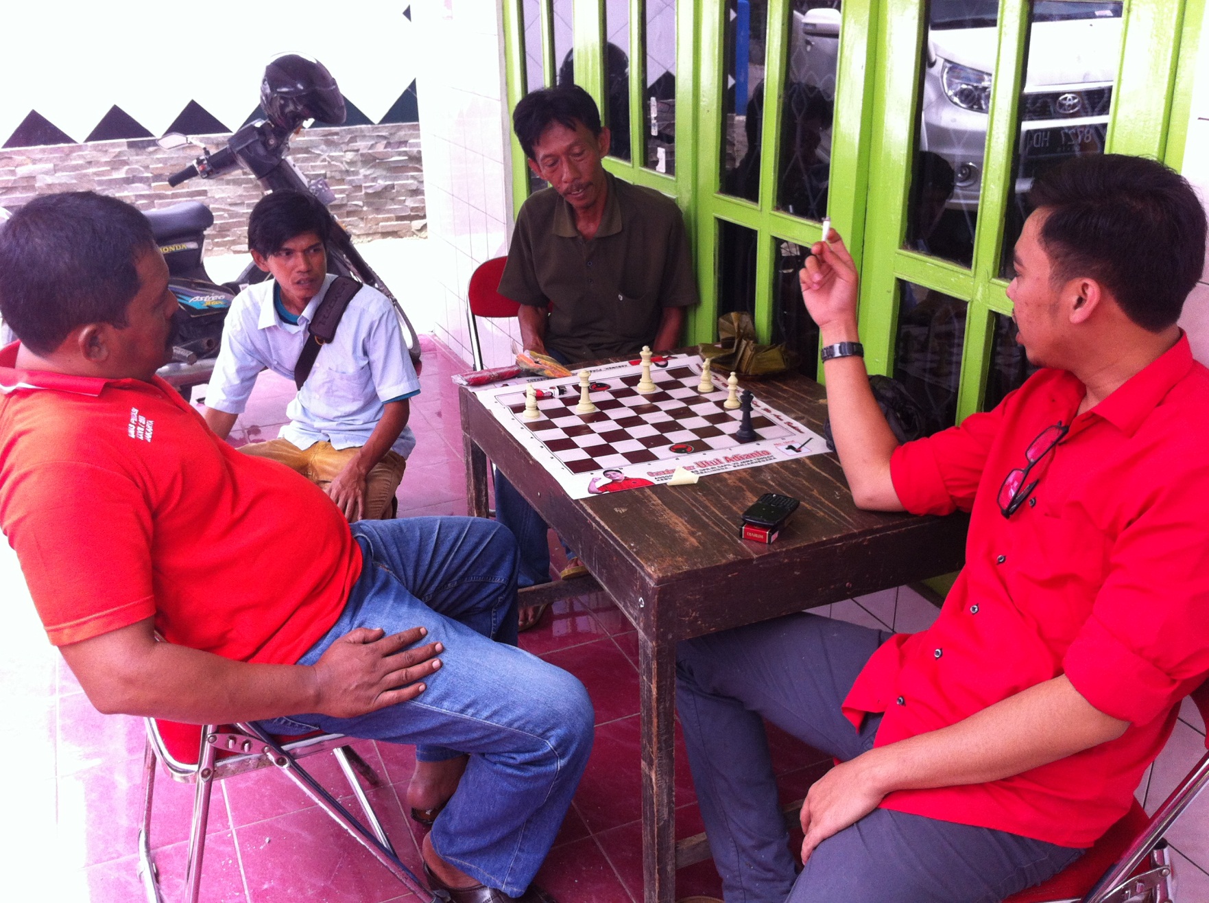 Chess paraphernalia was in evidence at each of Utut Adianto’s campaign coordination posts. Here Pak Gunawan, a member of the success team, and Utut’s parliamentary staffer Okida Samad (nephew of Corruption Eradication Commission chairman Abraham Samad) chat with Banjarnegara constituents across a chessboard - Tom Power 5. Power 2